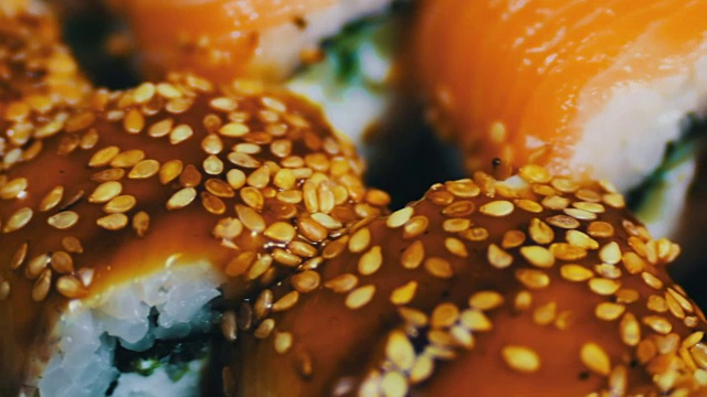 三文鱼寿司卷。用新鲜生鱼做的日本寿司。一种日本菜，由米饭、鲑鱼或金枪鱼、虾和浸在酱油中的鱼卵制成视频素材