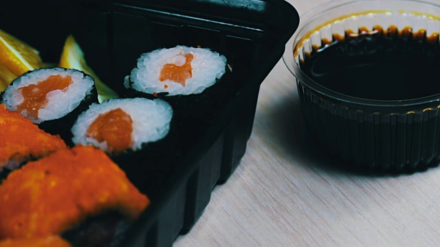 新鲜的日本姜芥末寿司和面包卷，中式木条视频素材