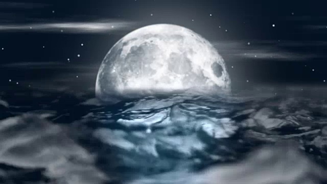 在海洋的波浪中闪烁着夜晚的月亮视频素材