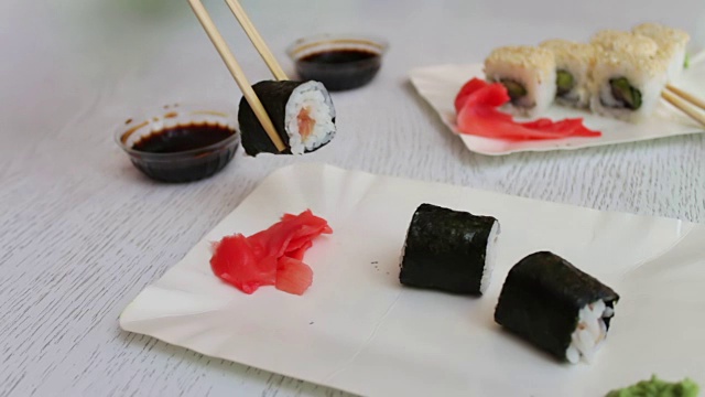 美味的寿司，用木棒蘸酱油吃，日本料理视频素材