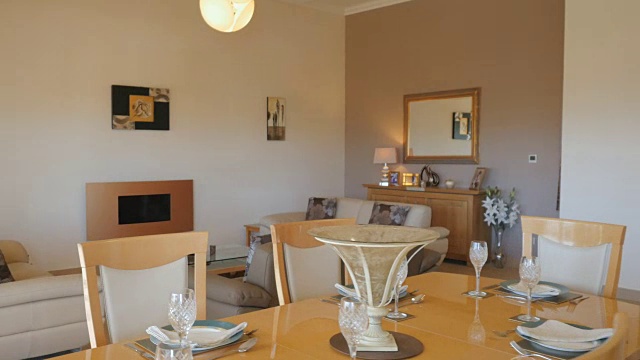 现代的室内设计，有餐桌和客厅视频素材