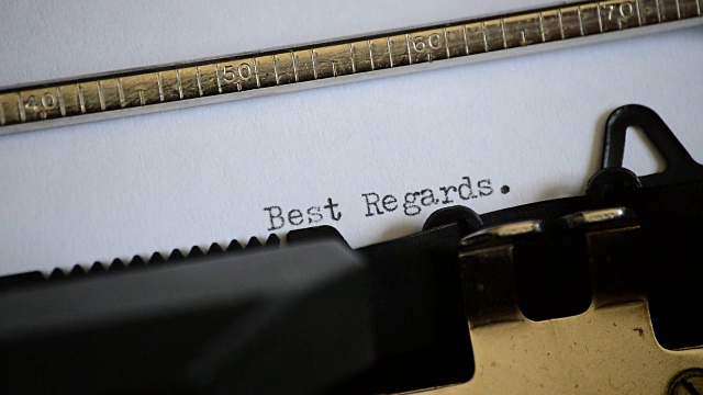 用一台旧的手动打字机打字“Best Regards”视频下载
