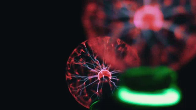 近景等离子球与移动的能量射线内部在黑色背景视频素材