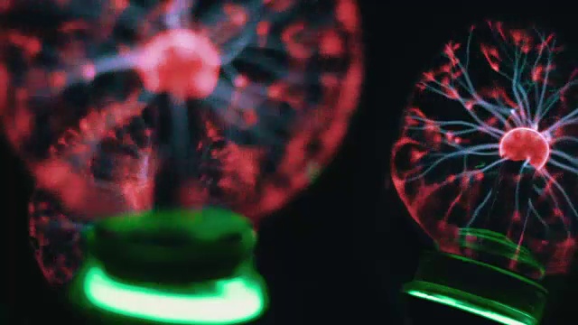 近景等离子球与移动的能量射线内部在黑色背景视频素材