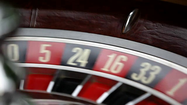 赌场轮盘赌的轮盘在运动。轮盘上的数字特写视频下载