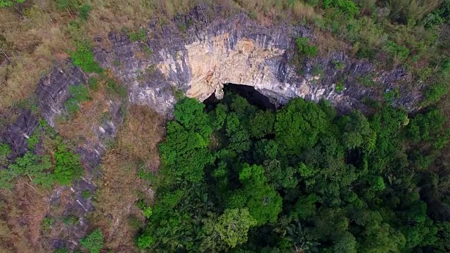 惊人洞穴上方的航拍照片。视频下载