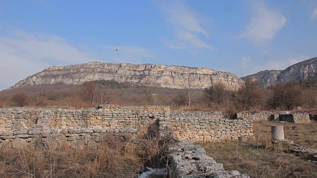 保加利亚马达拉悬崖下的罗马遗迹。古罗马别墅视频下载