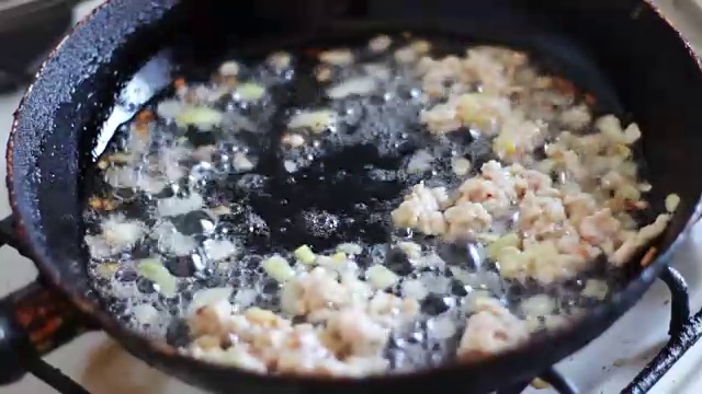 用植物油在平底锅里炸碎的洋葱视频素材