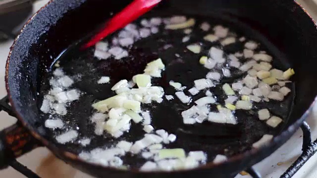 用植物油在平底锅里炸碎的洋葱视频素材