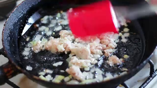 洋葱剁碎，用力炒，放入油煎锅中视频素材