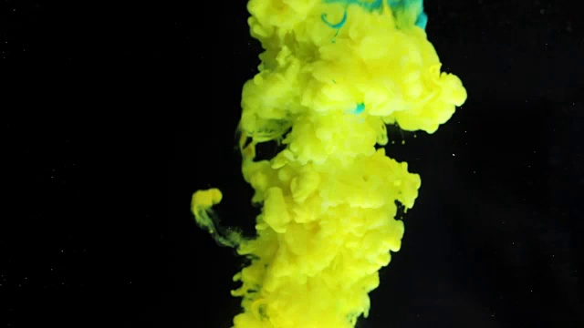 黄绿色的墨水滴在水里视频素材