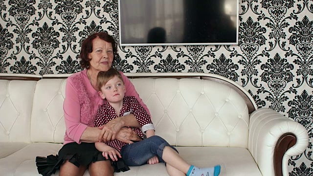 特写镜头，祖母拥抱着她的小孙子。视频下载