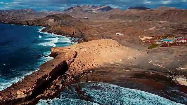 飞过加那利群岛富尔特文图拉的拉帕雷德悬崖。视频下载