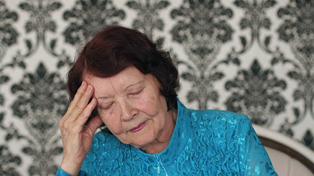 患有头痛的老妇人。视频下载