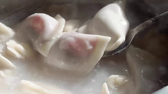 用锅煮熟的浆果饺子视频下载