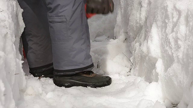 大雪和雪崩后，人们用铲子清理路上的积雪视频下载