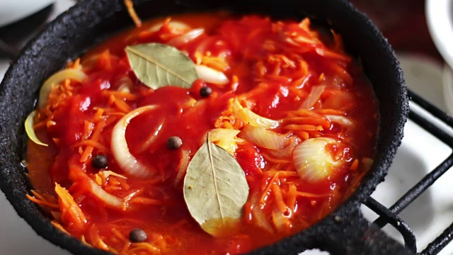 切片的胡萝卜和番茄酱洋葱一起放在煎锅里炸，蔬菜炖视频下载