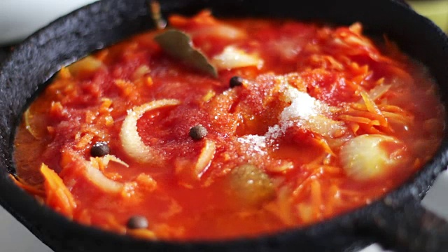 切片的胡萝卜和番茄酱洋葱一起放在煎锅里炸，蔬菜炖视频下载