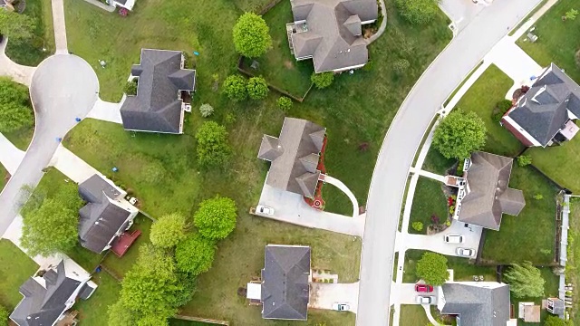 从空中俯瞰田纳西州连绵起伏的群山中的社区视频素材