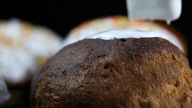 用硅刷将糖霜涂在复活节蛋糕上视频素材