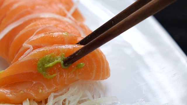 筷子挑三文鱼刺身日本食品视频素材