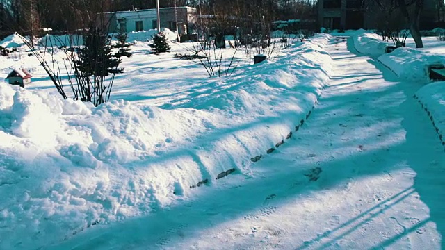 白雪覆盖的公园步道。视频素材