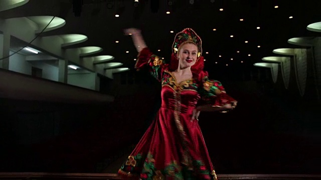 穿着红色连衣裙的年轻女孩跳着民间舞蹈。视频素材
