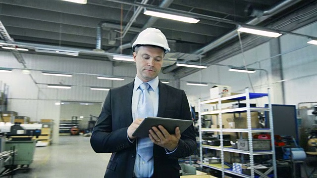 商人在工业环境中使用平板电脑视频素材