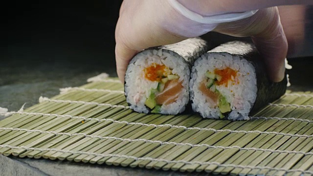 专业厨师为日本料理寿司卷切片视频素材
