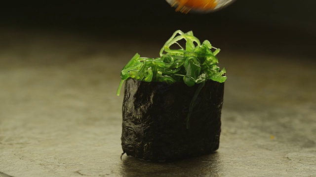 厨师准备用海藻做寿司视频素材