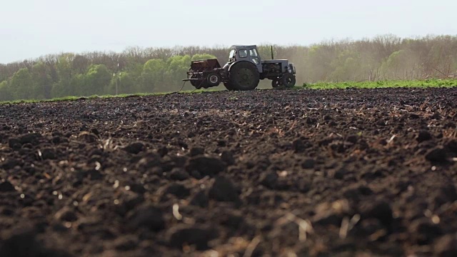 农民用拖拉机在犁地上播种视频下载