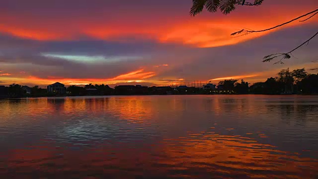 在泰国曼谷的一个平静的湖上的夏季日落视频下载