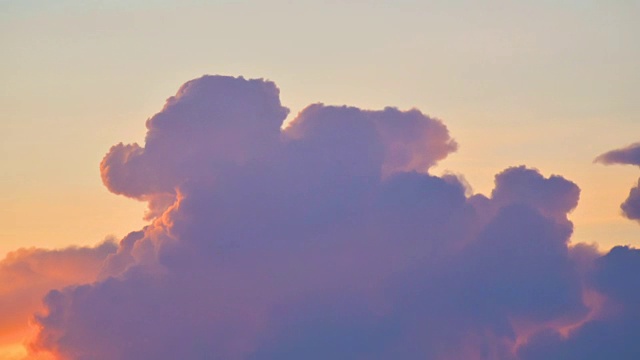 戏剧性的日落天空与五颜六色的云视频下载