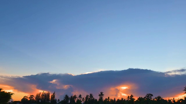 戏剧性的日落天空与五颜六色的云视频下载
