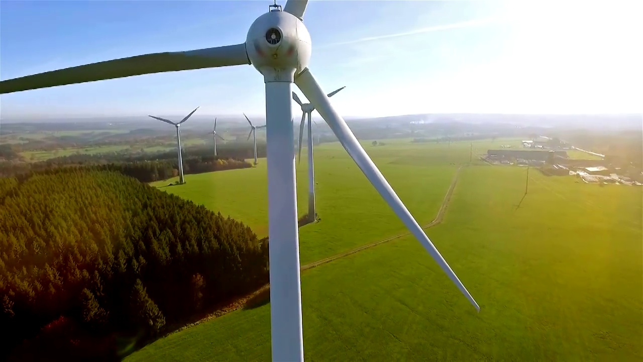 风车/风力发电技术-风力发电园区的无人机视图视频素材
