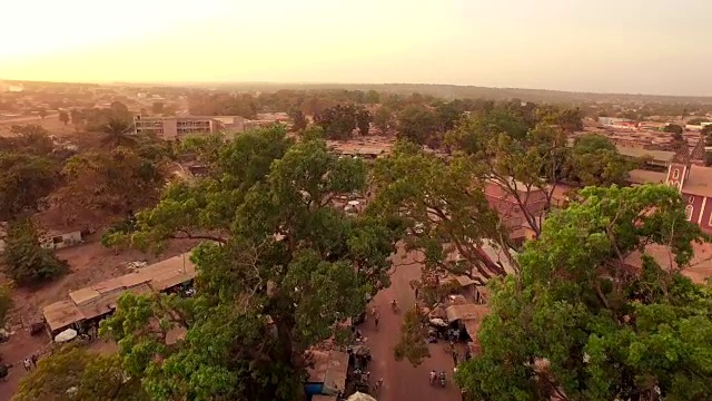 从空中俯瞰一个典型的非洲乡村视频素材