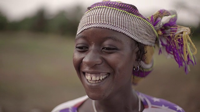 一个年轻的非洲女农民的肖像自发地盯着相机视频素材