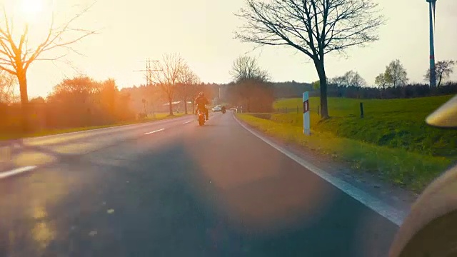 摩托车在自然景观的道路上视频素材