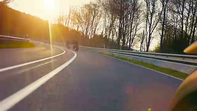 摩托车在自然景观的道路上视频素材