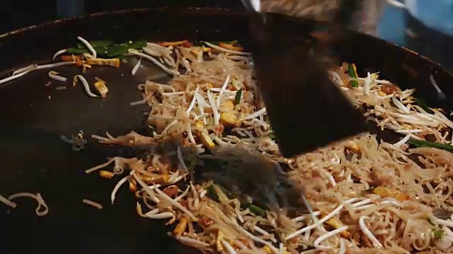 泰式炒河粉泰国街头食物泰国食物泰国菜面条视频素材