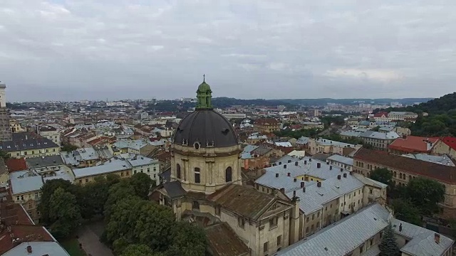 飞机飞越利沃夫的古教堂视频素材