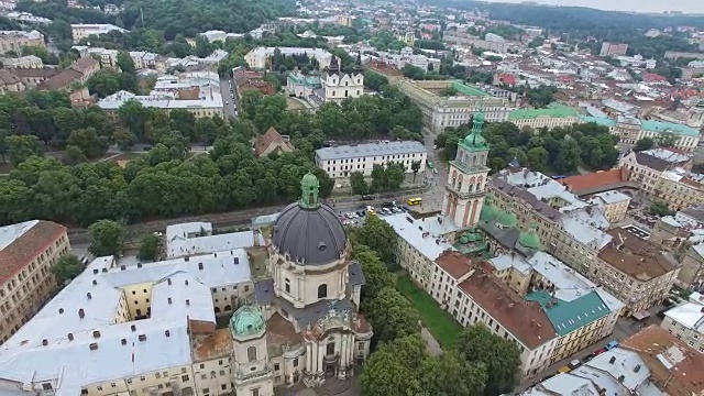 飞机飞越利沃夫的古教堂视频素材