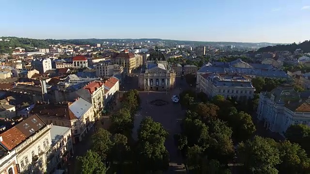 飞越利沃夫中心的自由大道视频素材