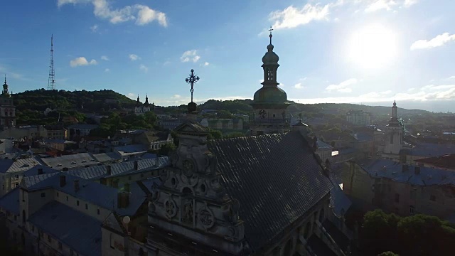 空中飞行在利沃夫的古教堂周围。FullHD视频素材
