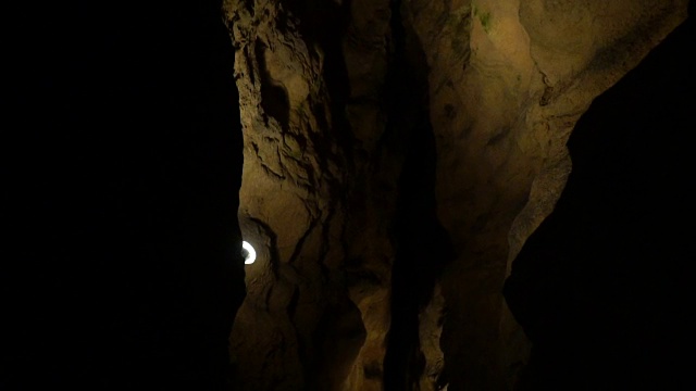 黑暗洞穴中的狭窄通道视频下载