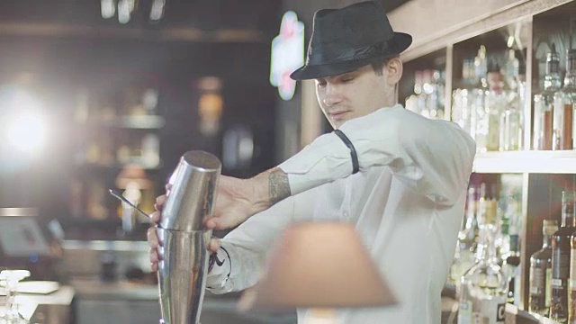 戴着帽子的酒保正在酒吧里准备鸡尾酒视频素材