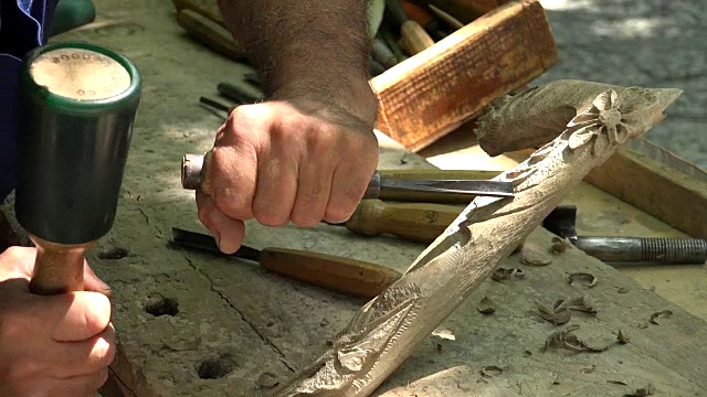 大师雕刻木头。4 k。视频下载