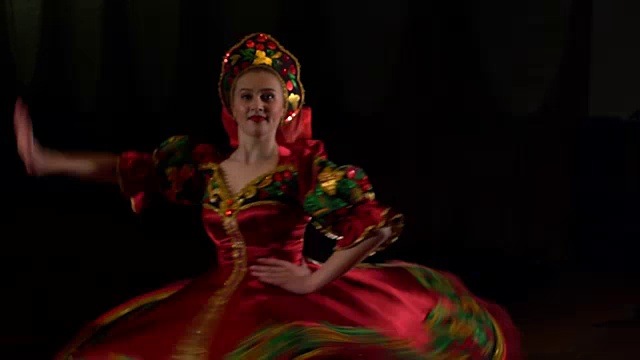 民族舞者穿着民族服装在舞台上跳舞。视频素材