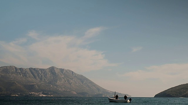 小渔船在碧水环湖视频下载