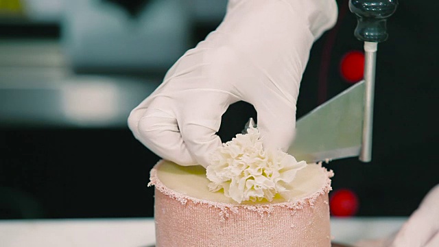 雄性的手在特殊的设备上切割花朵中的奶酪视频下载